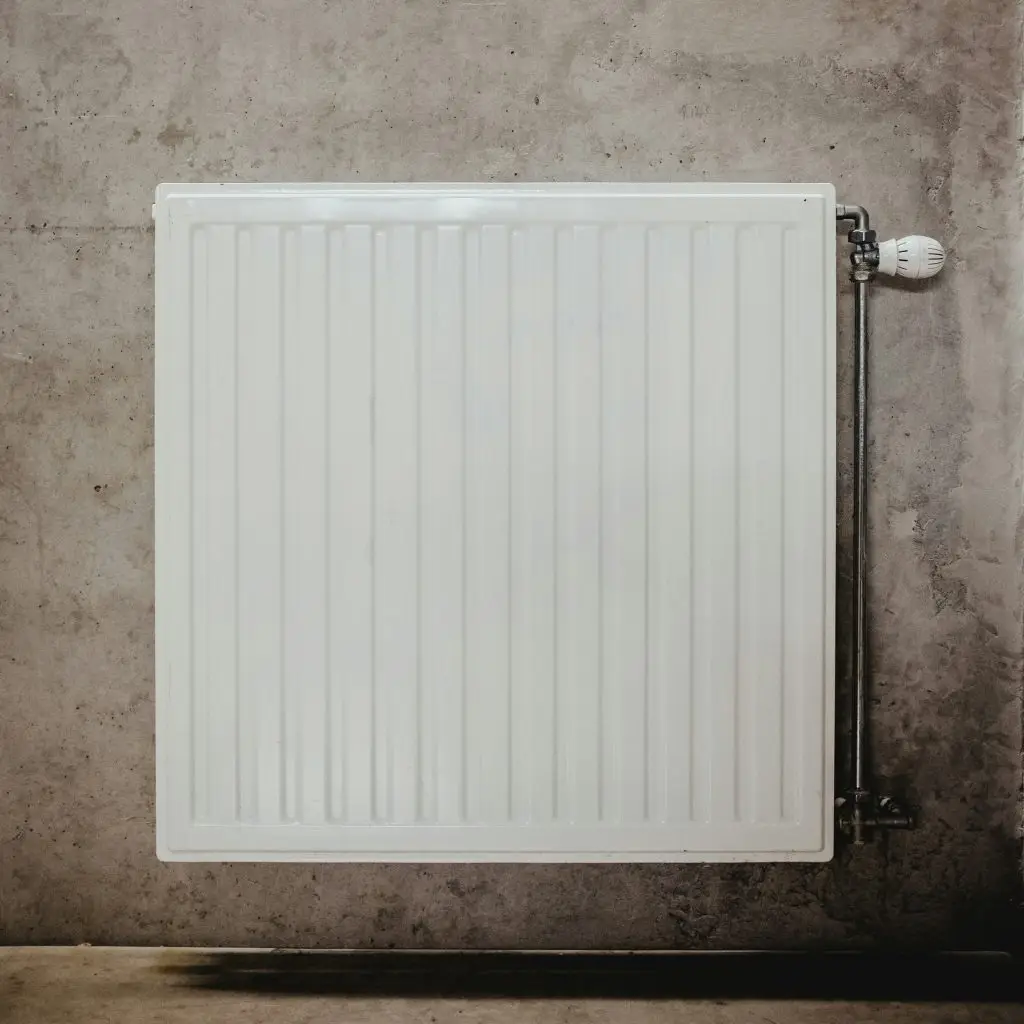 Radiateur en acier équipé d’un robinet thermostatique, installé pour le chauffage d’une pièce