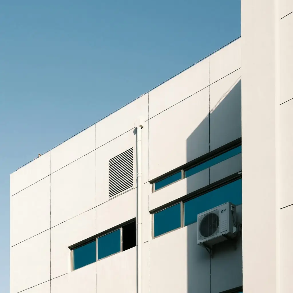 Unité extérieure de climatisation installée sur la façade d’un bâtiment moderne pour le refroidissement et le chauffage